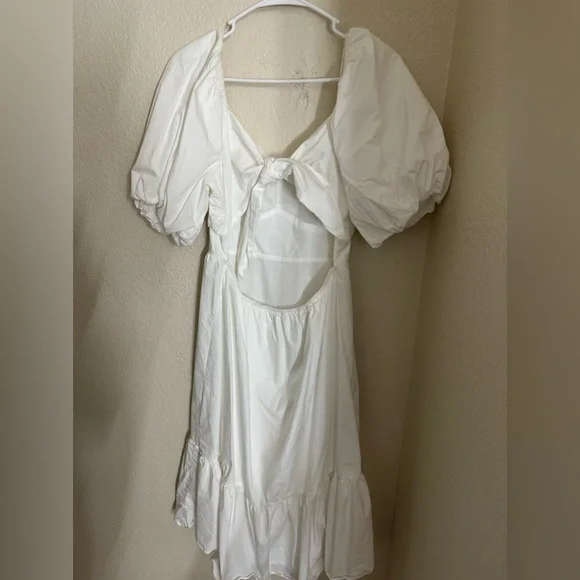 Puff sleeve cotton white dress size large open tied back - Picture 4 of 7